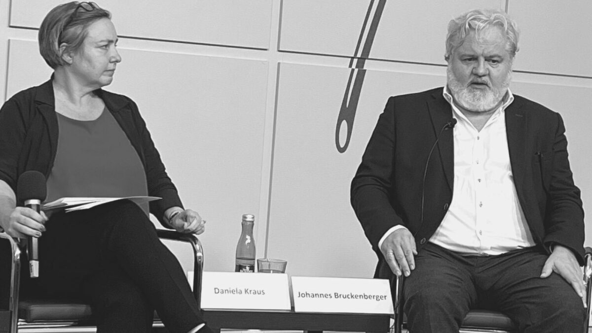 Daniela Kraus (links) diskutiert im Presseclub Concordia mit APA-Chefredakteur Johannes Bruckenberger.