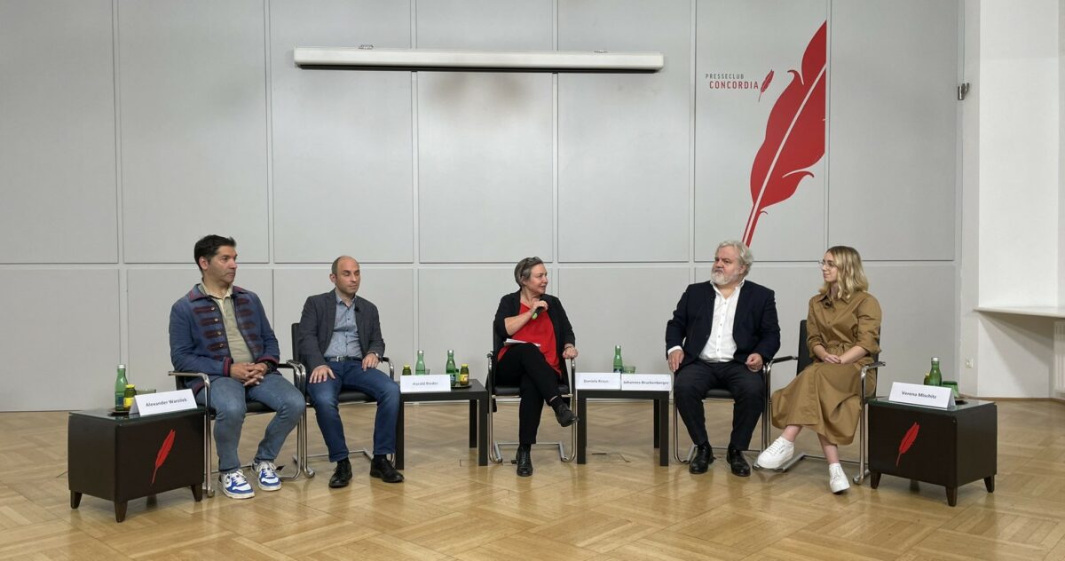 Die Teilnehmenden diskutieren den Klima-Kodex im Presseclub Concordia.