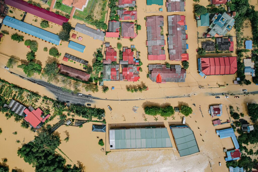 Ein überflutetes Dorf ist zu sehen.