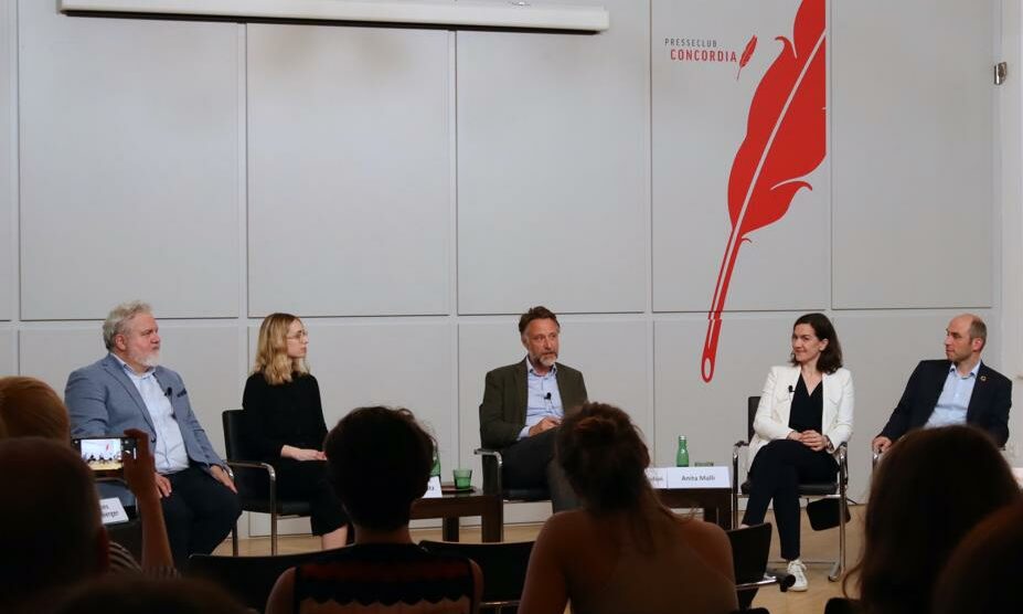 Netzwerk-Sprecherin Verena Mischitz stellt den Klima-Kodex auf einer Podiumsdiskussion vor. Von links nach rechts: Johannes Bruckenberger (Chefredakteur APA), Verena Mischitz (Sprecherin Netzwerk Klimajournalismus), Moderator Sebastian Loudon (DATUM), Anita Walli (Nachhaltigkeitsbeauftragte ORF) und Harald Rieder (Obmann CCCA). Foto: Mona Saidi