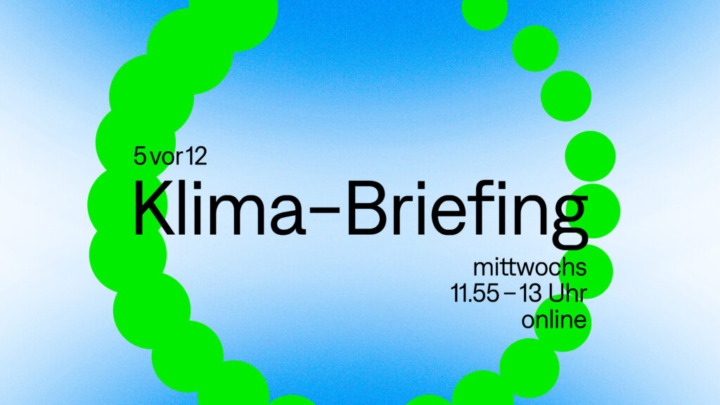 Titelbild 5vor12 Klima-Briefing. Ein grüner Kreis schließt sich bis zur 5vor12 Uhrzeit. Der Hintergrund ist ein einem verblassenden Blau gehalten.