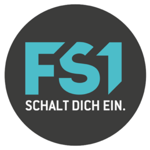 Logo Freies Fernsehen Salzburg FS1. FS1 ist in türkiser Schrift.